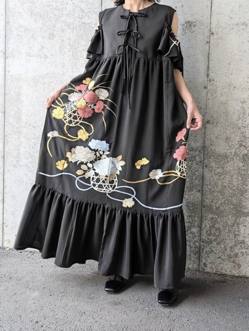 画像2: 【刺繍花籠】黒留袖オフショルダーリボンドレス (2)