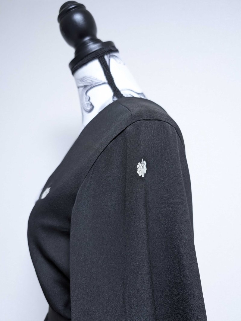 画像12: 【金刺繍踊り桐×五三桐紋】黒留袖アシンメトリードレス (12)