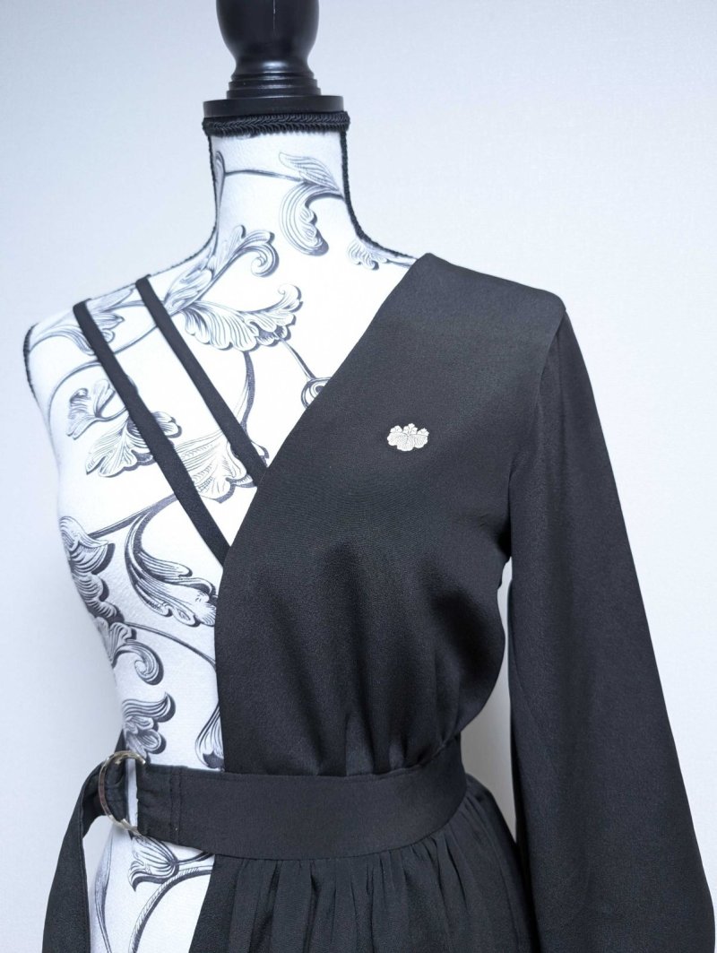 画像8: 【金刺繍踊り桐×五三桐紋】黒留袖アシンメトリードレス (8)