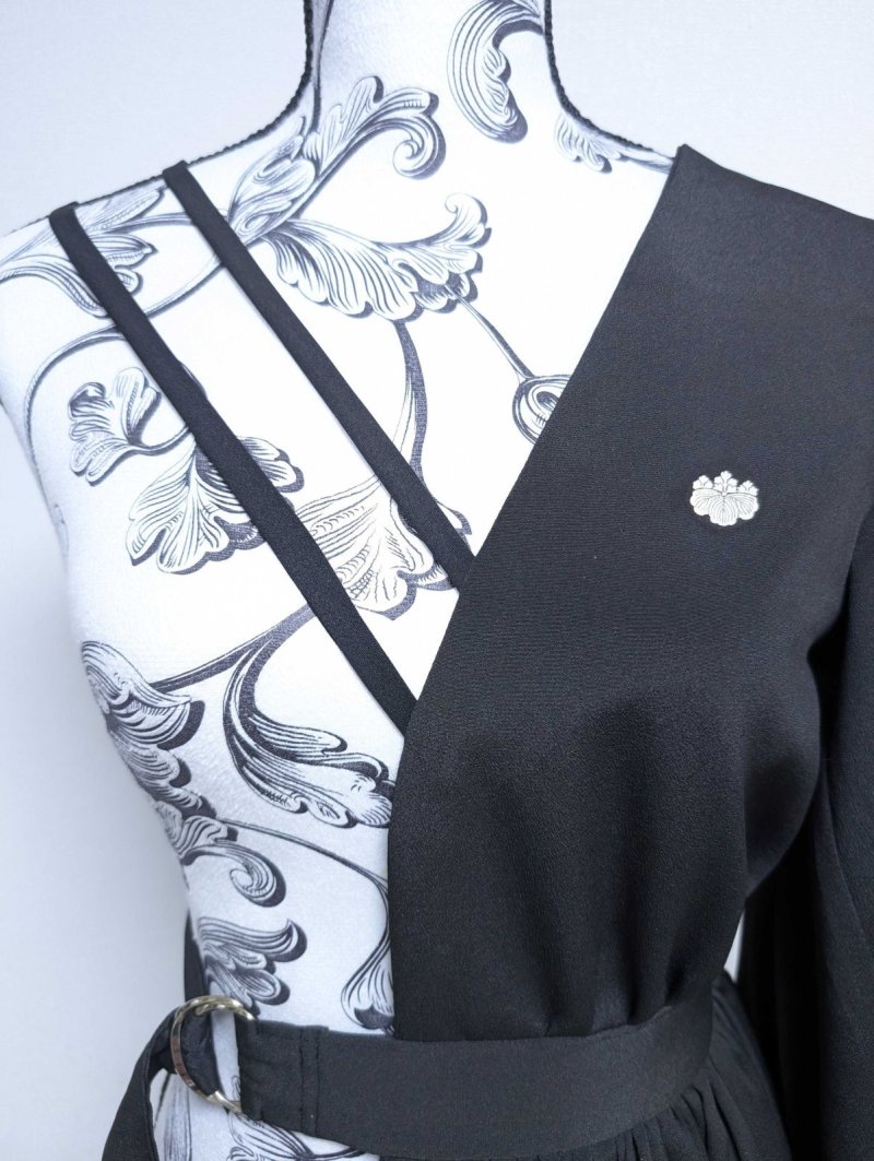 画像9: 【金刺繍踊り桐×五三桐紋】黒留袖アシンメトリードレス (9)