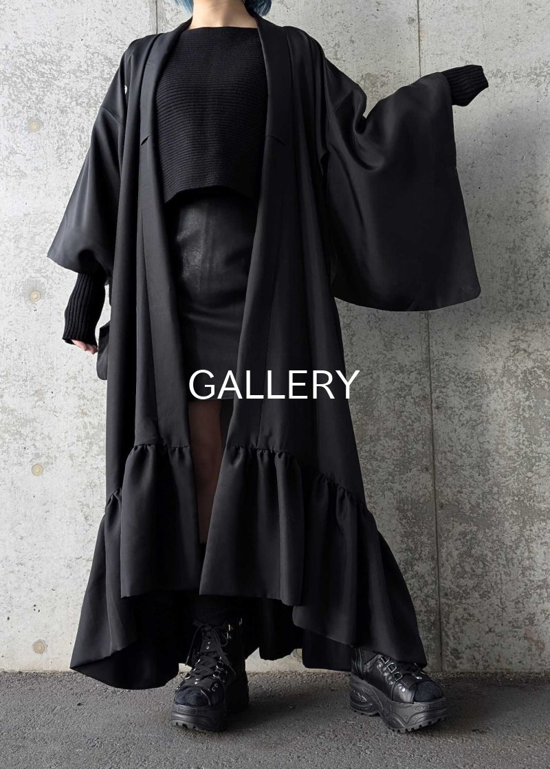 画像2: 【丸に片喰紋】黒紋付フリルガウン - luxury - (2)