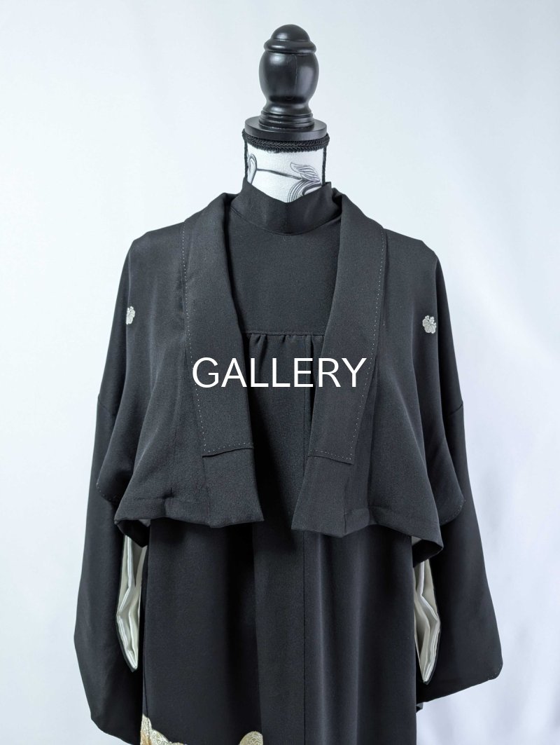 画像13: 【豪華金駒×向かい鳳凰×雲取り菊菱】黒留袖ハイネックドレス&ショートジャケットセット (13)