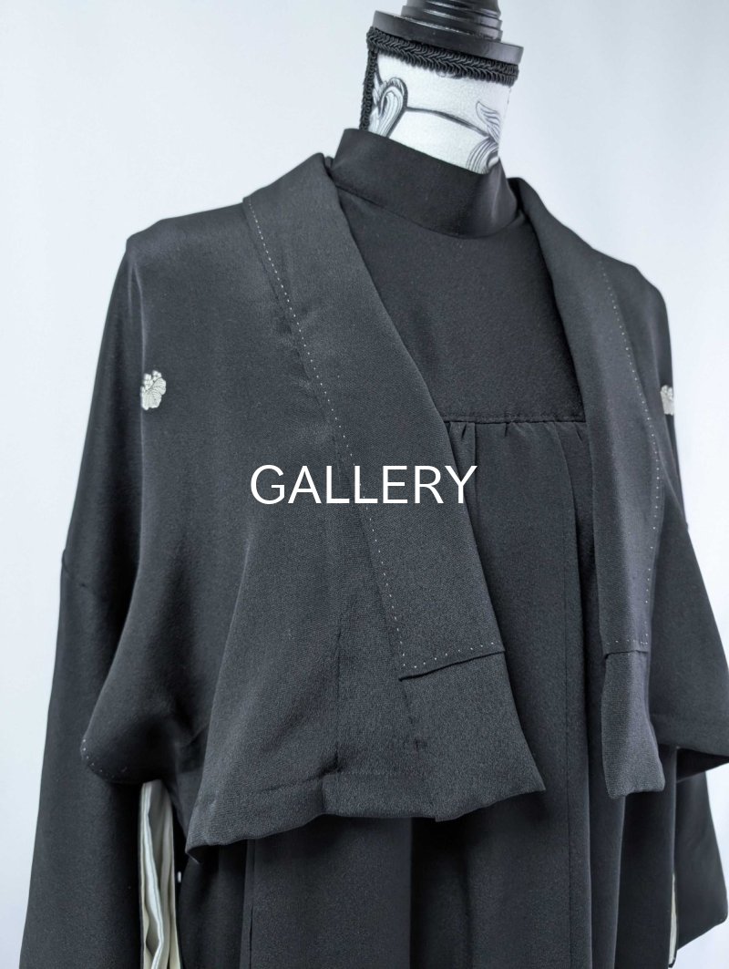 画像14: 【豪華金駒×向かい鳳凰×雲取り菊菱】黒留袖ハイネックドレス&ショートジャケットセット (14)