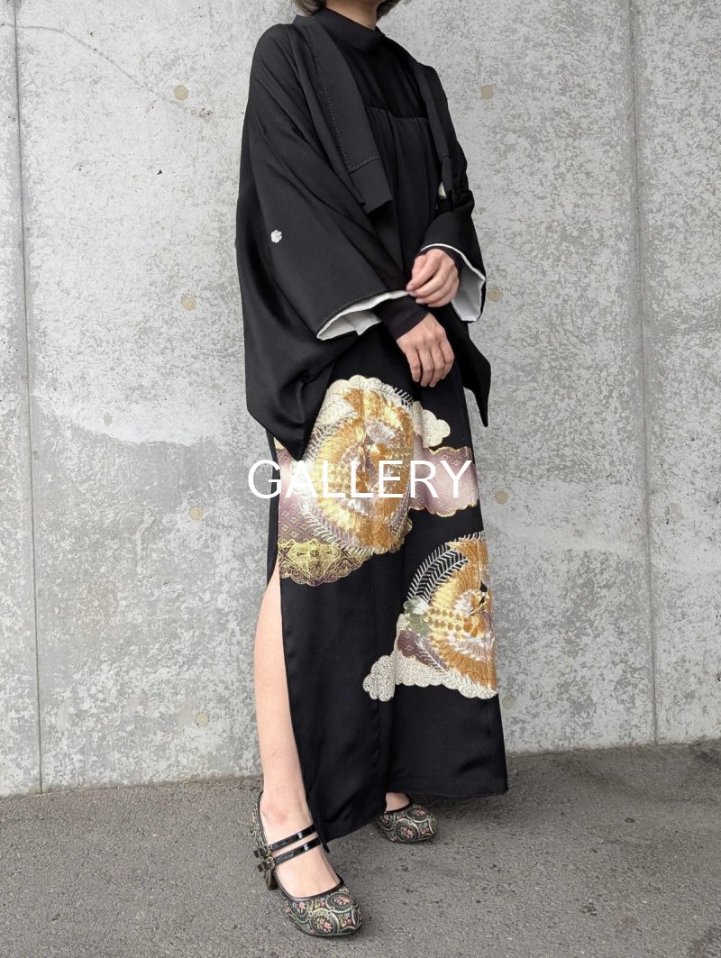画像3: 【豪華金駒×向かい鳳凰×雲取り菊菱】黒留袖ハイネックドレス&ショートジャケットセット (3)