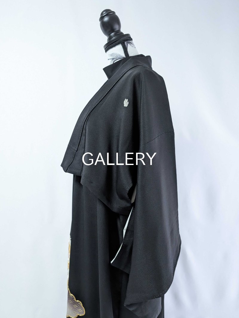 画像17: 【豪華金駒×向かい鳳凰×雲取り菊菱】黒留袖ハイネックドレス&ショートジャケットセット (17)