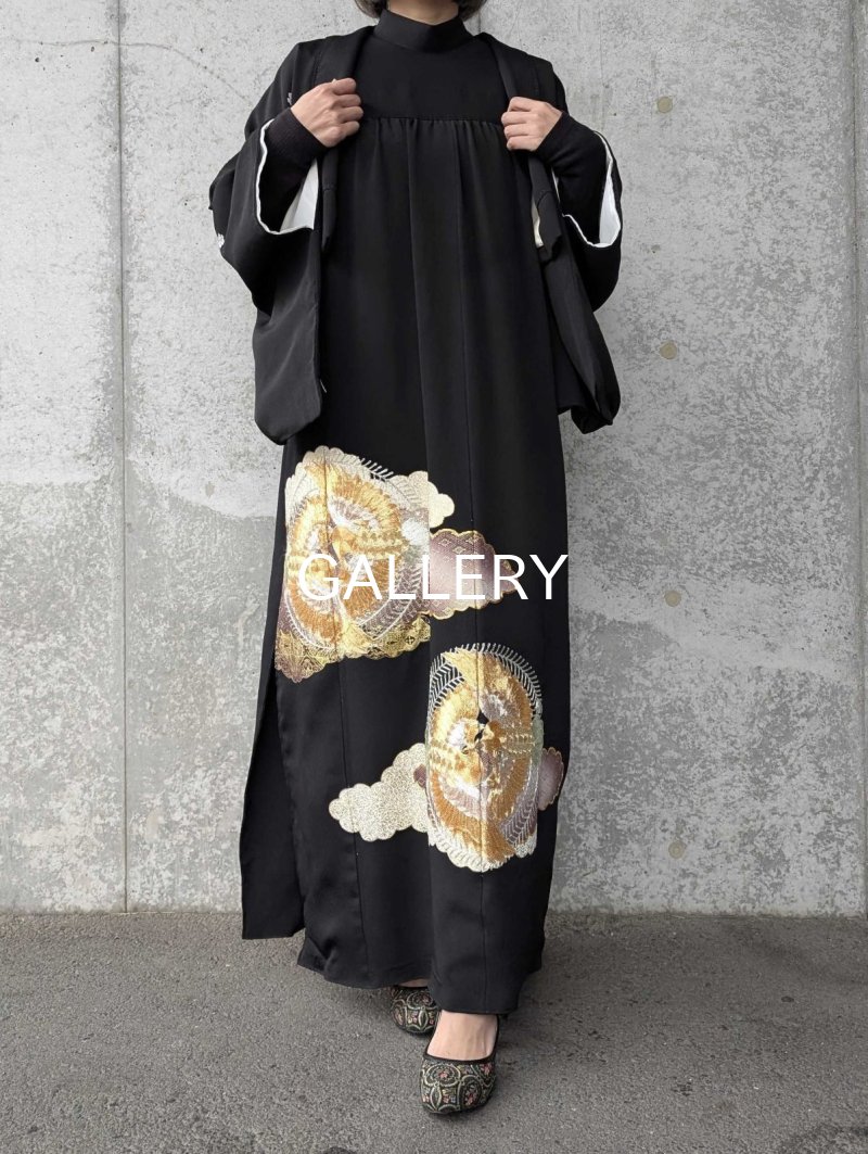 画像4: 【豪華金駒×向かい鳳凰×雲取り菊菱】黒留袖ハイネックドレス&ショートジャケットセット (4)