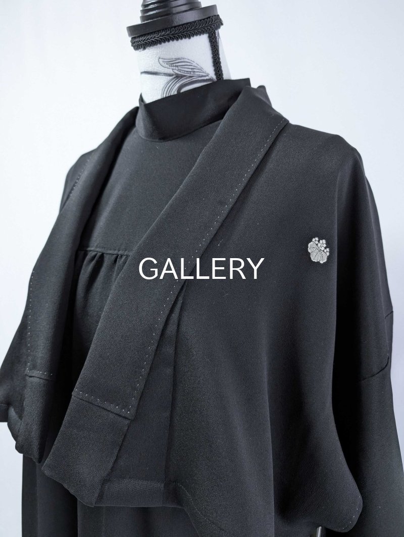 画像15: 【豪華金駒×向かい鳳凰×雲取り菊菱】黒留袖ハイネックドレス&ショートジャケットセット (15)