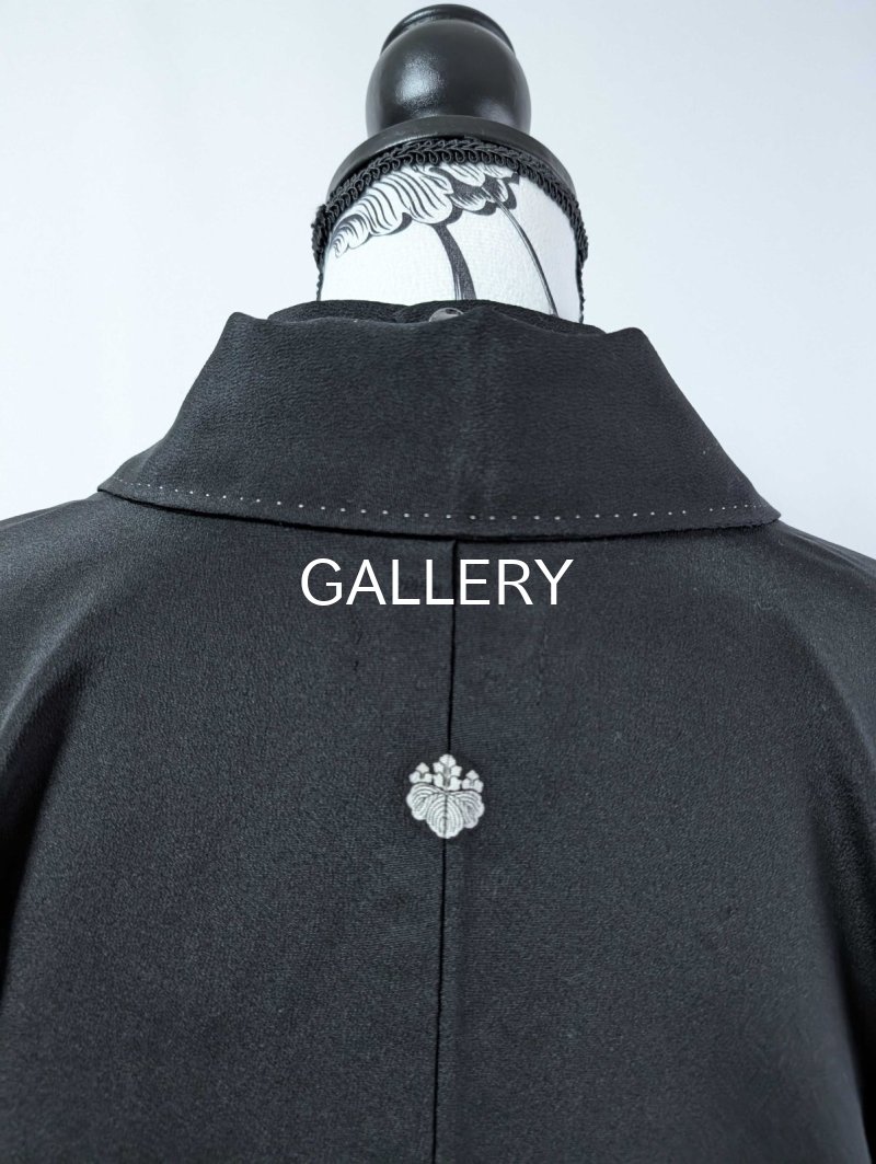 画像20: 【豪華金駒×向かい鳳凰×雲取り菊菱】黒留袖ハイネックドレス&ショートジャケットセット (20)