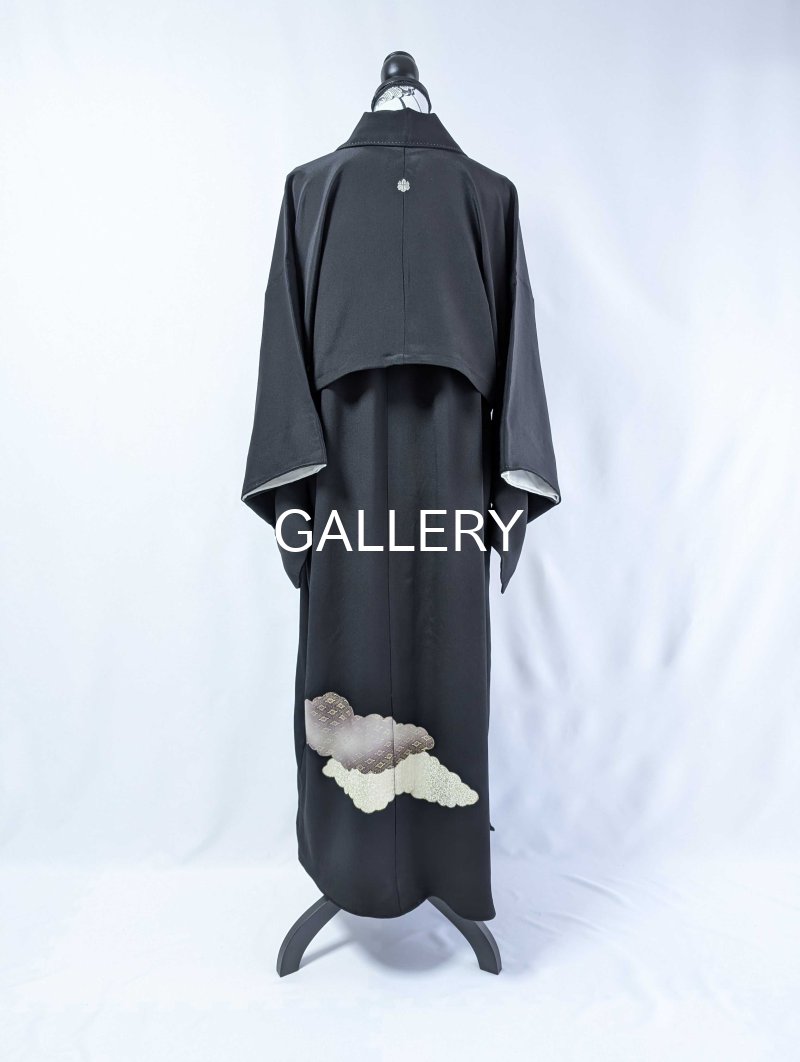 画像18: 【豪華金駒×向かい鳳凰×雲取り菊菱】黒留袖ハイネックドレス&ショートジャケットセット (18)