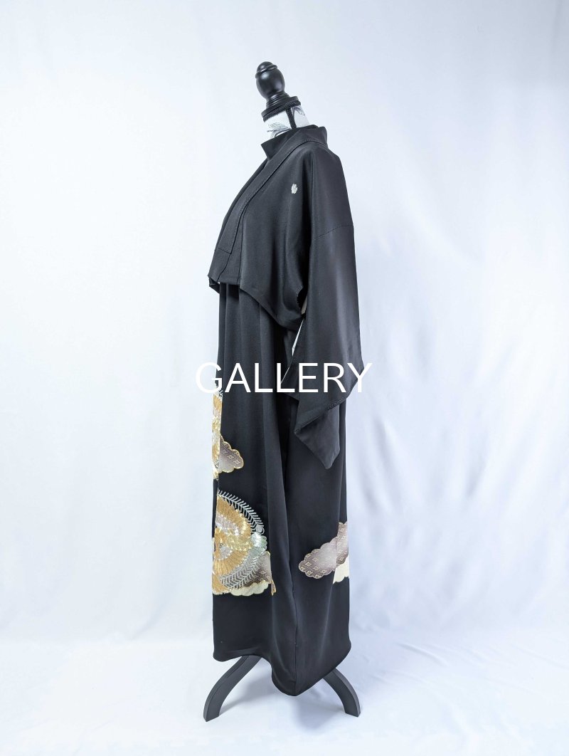 画像16: 【豪華金駒×向かい鳳凰×雲取り菊菱】黒留袖ハイネックドレス&ショートジャケットセット (16)