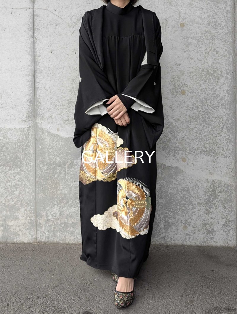 画像2: 【豪華金駒×向かい鳳凰×雲取り菊菱】黒留袖ハイネックドレス&ショートジャケットセット (2)