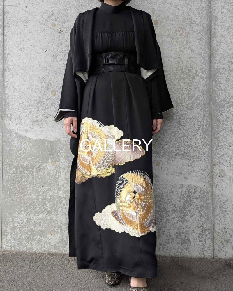 画像6: 【豪華金駒×向かい鳳凰×雲取り菊菱】黒留袖ハイネックドレス&ショートジャケットセット (6)