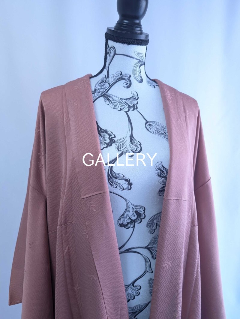 画像7: 【剣片喰紋×紅梅色×草花地紋】一つ紋付き色無地フリルガウン (7)