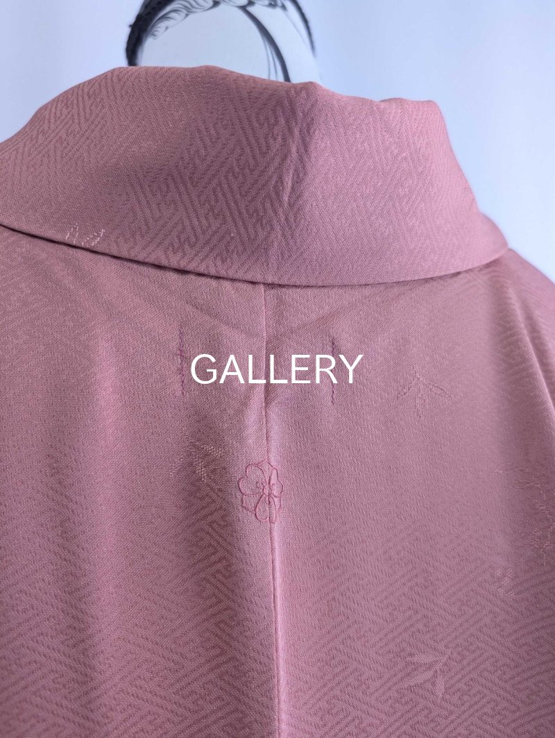 画像12: 【剣片喰紋×紅梅色×草花地紋】一つ紋付き色無地フリルガウン (12)