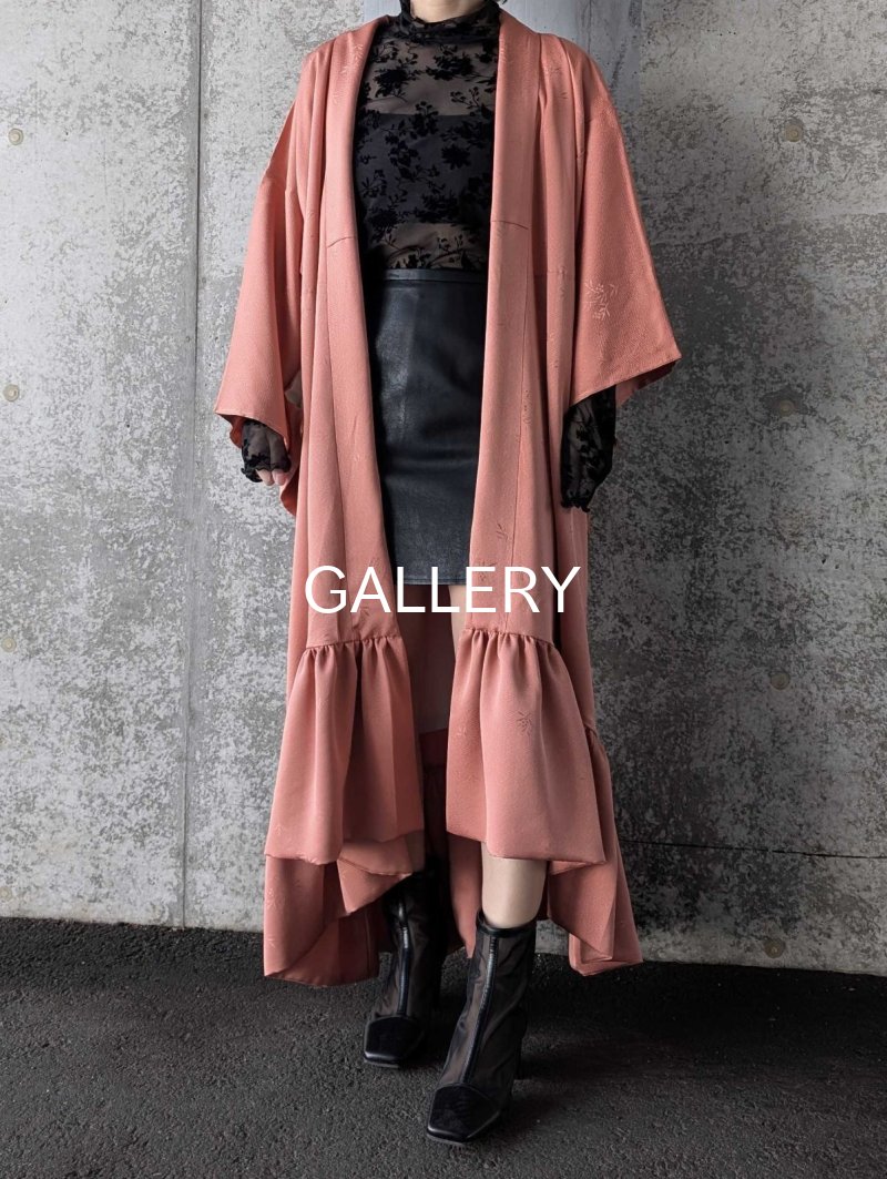 画像2: 【剣片喰紋×紅梅色×草花地紋】一つ紋付き色無地フリルガウン (2)