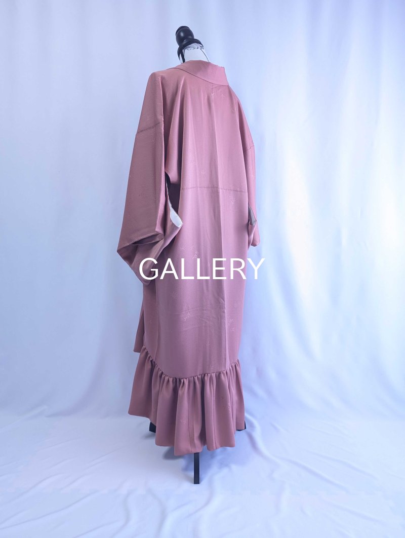 画像10: 【剣片喰紋×紅梅色×草花地紋】一つ紋付き色無地フリルガウン (10)