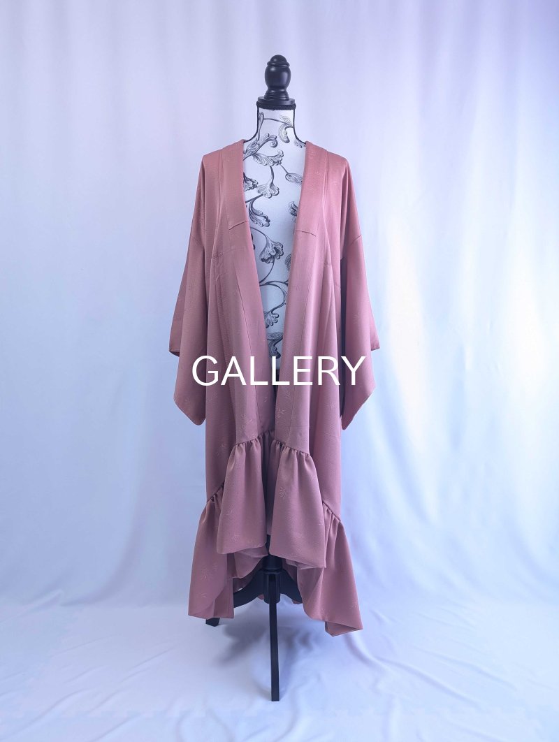 画像5: 【剣片喰紋×紅梅色×草花地紋】一つ紋付き色無地フリルガウン (5)