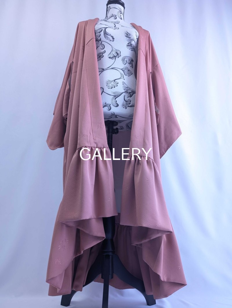 画像15: 【剣片喰紋×紅梅色×草花地紋】一つ紋付き色無地フリルガウン (15)