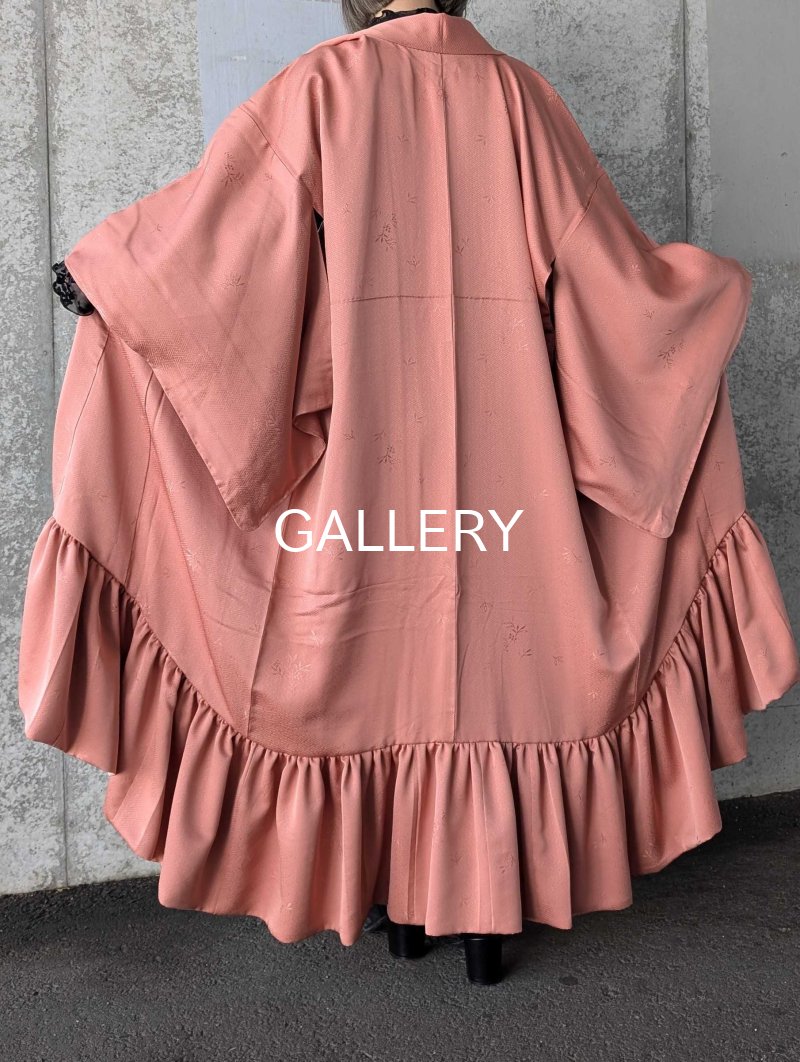 画像4: 【剣片喰紋×紅梅色×草花地紋】一つ紋付き色無地フリルガウン (4)