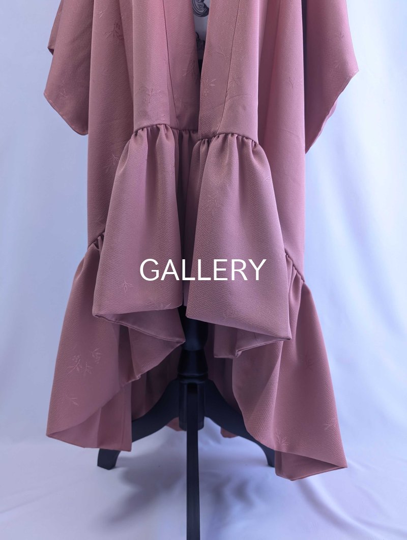 画像6: 【剣片喰紋×紅梅色×草花地紋】一つ紋付き色無地フリルガウン (6)