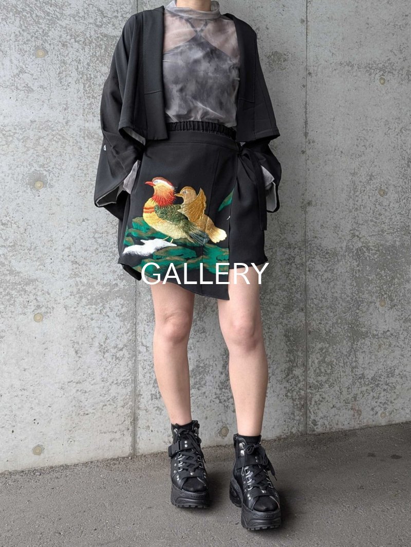 画像4: 【刺繍鴛鴦×丸に違い鷹の羽紋】黒留袖ショートパンツセットアップ＆オーバースカート (4)