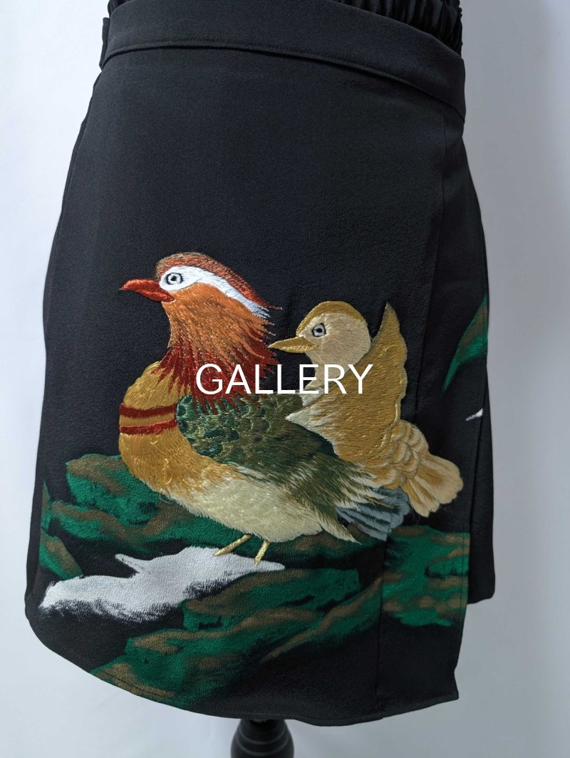 画像13: 【刺繍鴛鴦×丸に違い鷹の羽紋】黒留袖ショートパンツセットアップ＆オーバースカート (13)