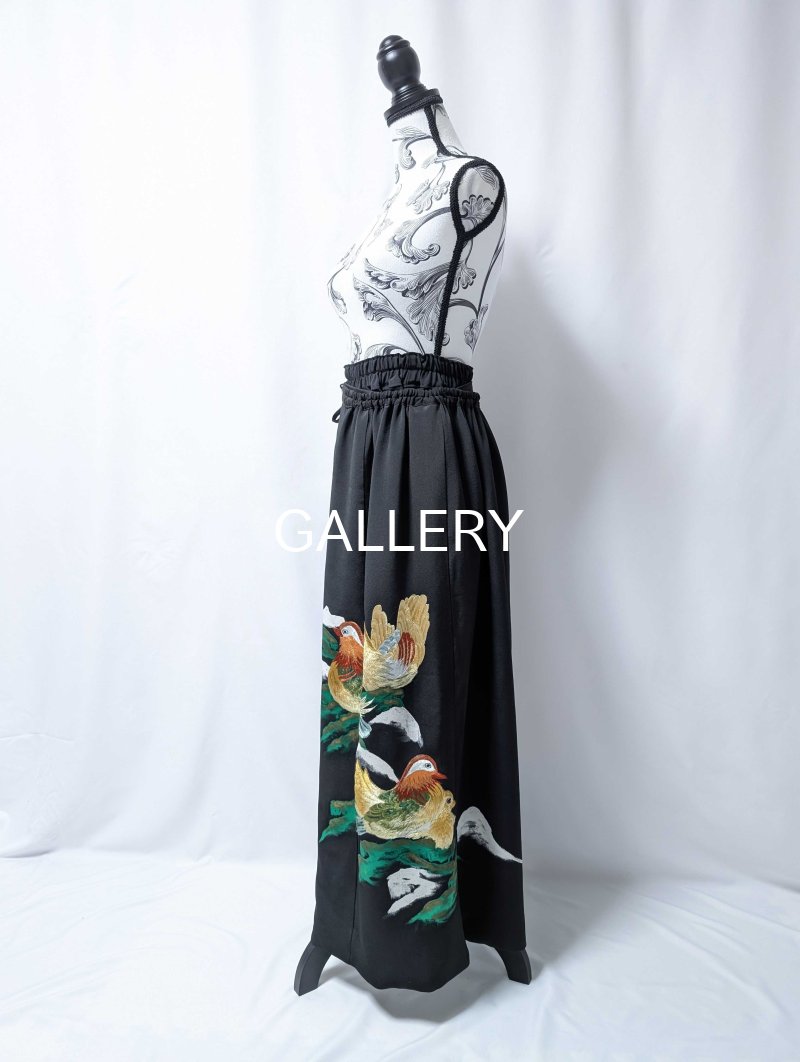 画像29: 【刺繍鴛鴦×丸に違い鷹の羽紋】黒留袖ショートパンツセットアップ＆オーバースカート (29)