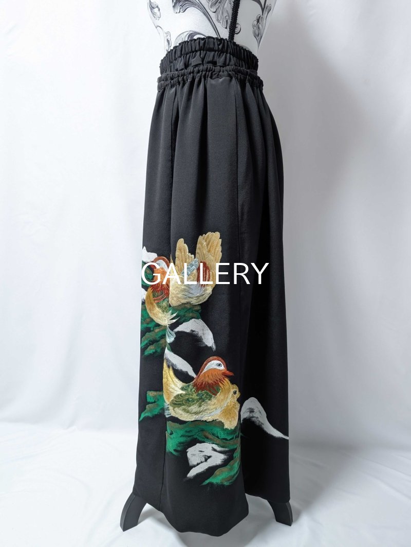 画像30: 【刺繍鴛鴦×丸に違い鷹の羽紋】黒留袖ショートパンツセットアップ＆オーバースカート (30)