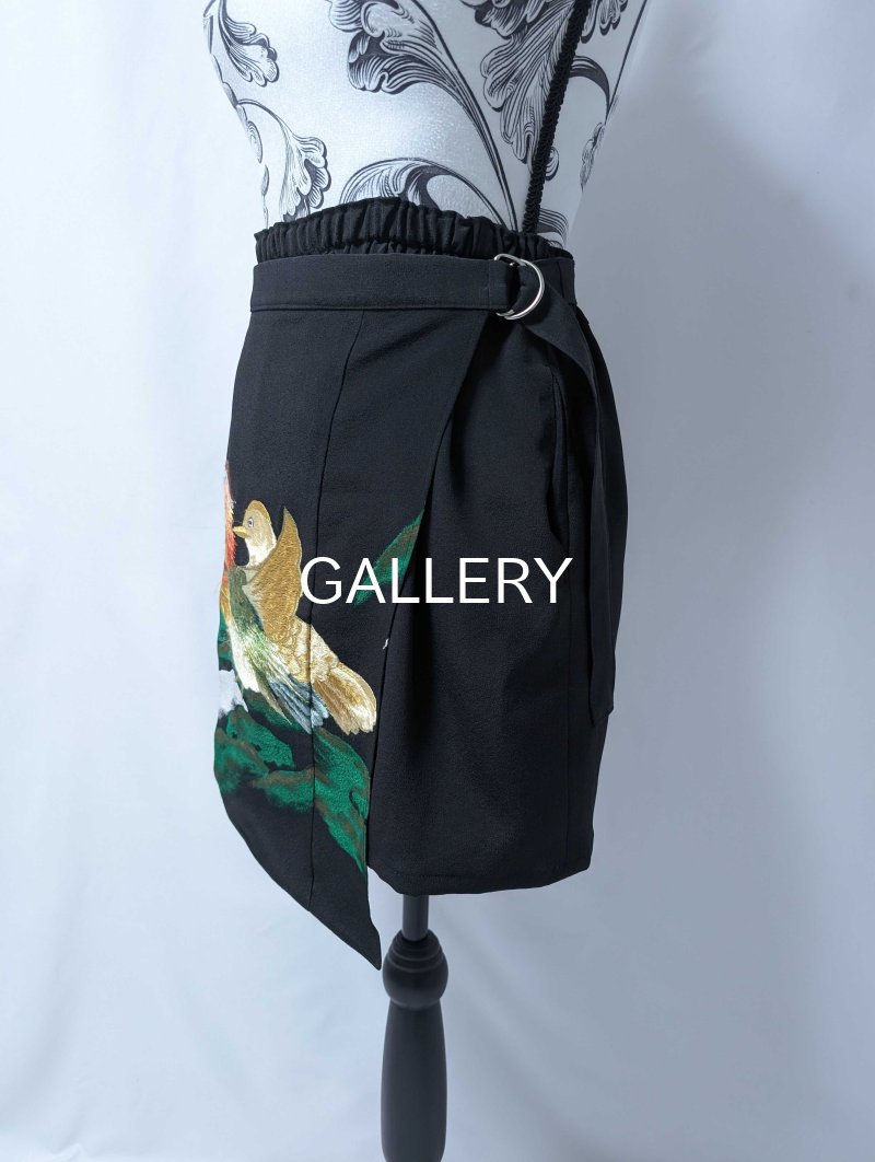 画像9: 【刺繍鴛鴦×丸に違い鷹の羽紋】黒留袖ショートパンツセットアップ＆オーバースカート (9)