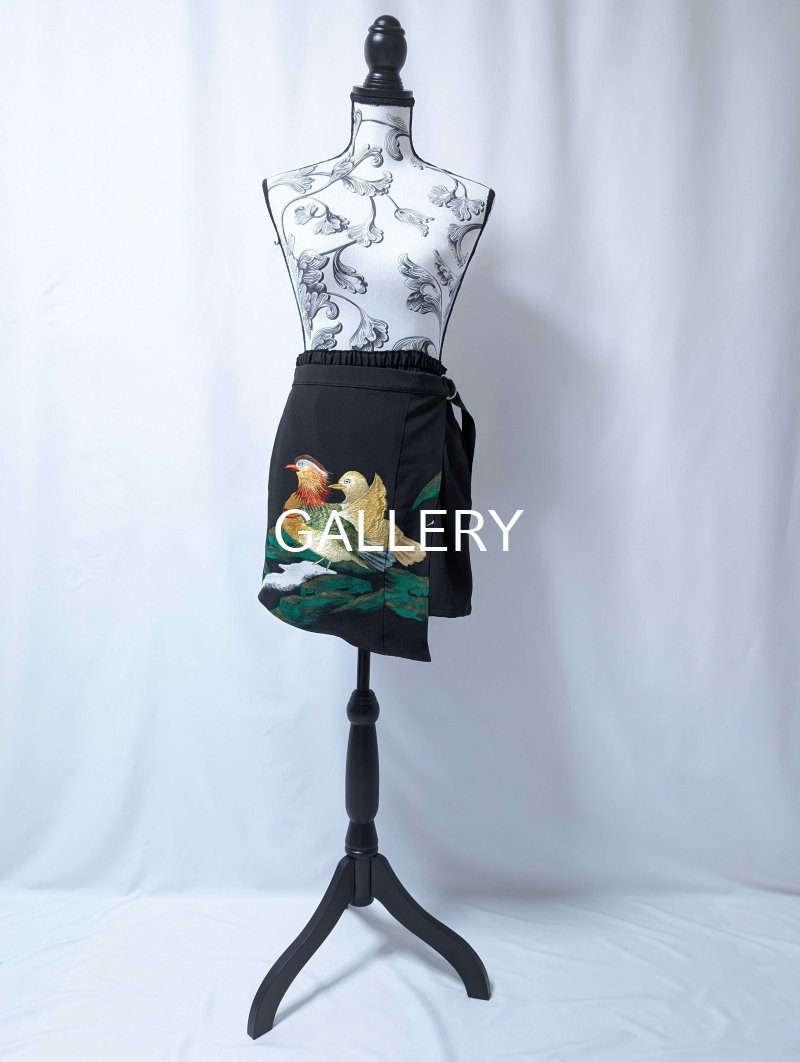 画像7: 【刺繍鴛鴦×丸に違い鷹の羽紋】黒留袖ショートパンツセットアップ＆オーバースカート (7)