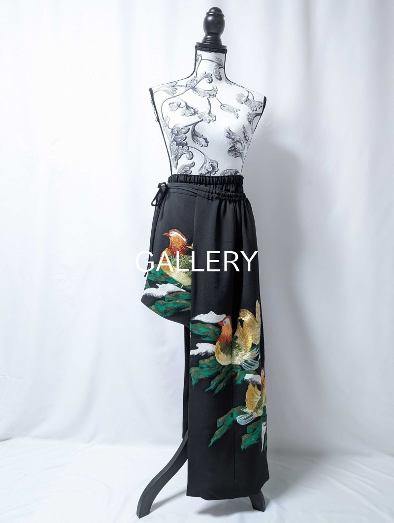 画像27: 【刺繍鴛鴦×丸に違い鷹の羽紋】黒留袖ショートパンツセットアップ＆オーバースカート (27)