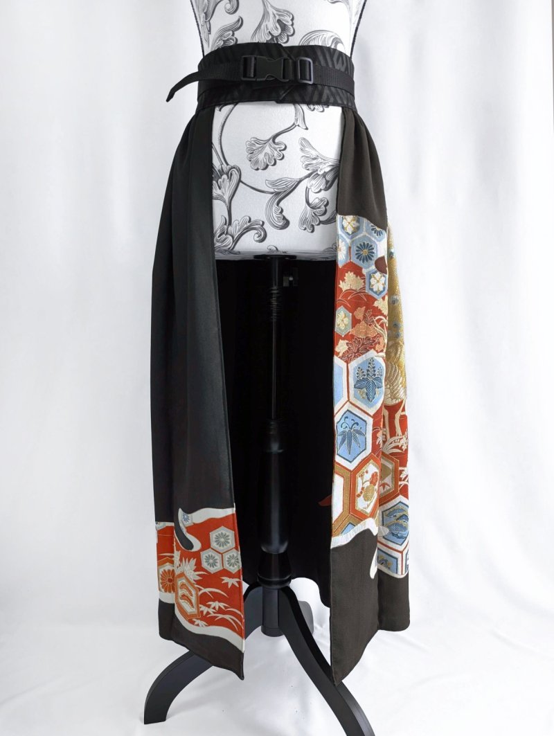 画像10: 【刺繍孔雀×亀甲文様】黒留袖オーバースカート (10)