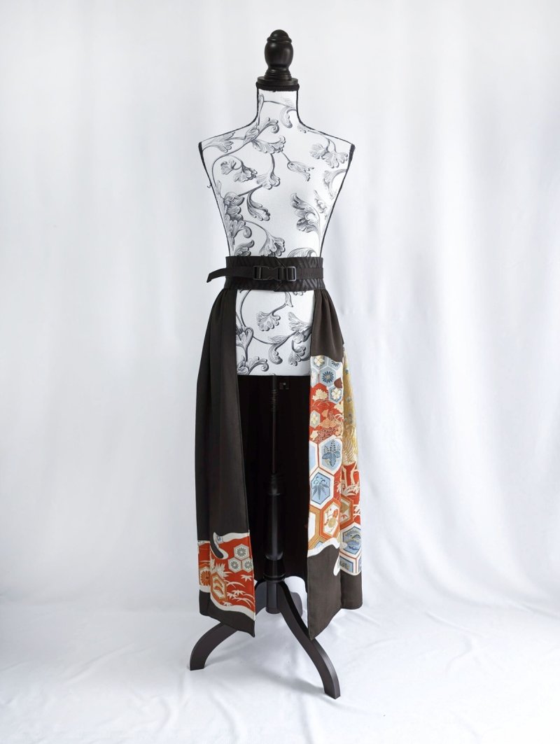 画像9: 【刺繍孔雀×亀甲文様】黒留袖オーバースカート (9)