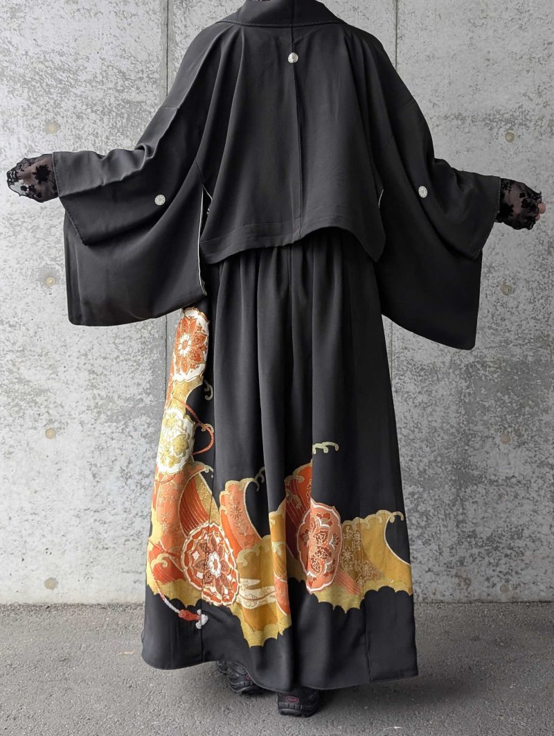 画像5: 【牡丹×丸に剣片食紋】黒留袖オーバースカートセットアップ - Directed Waist - (5)