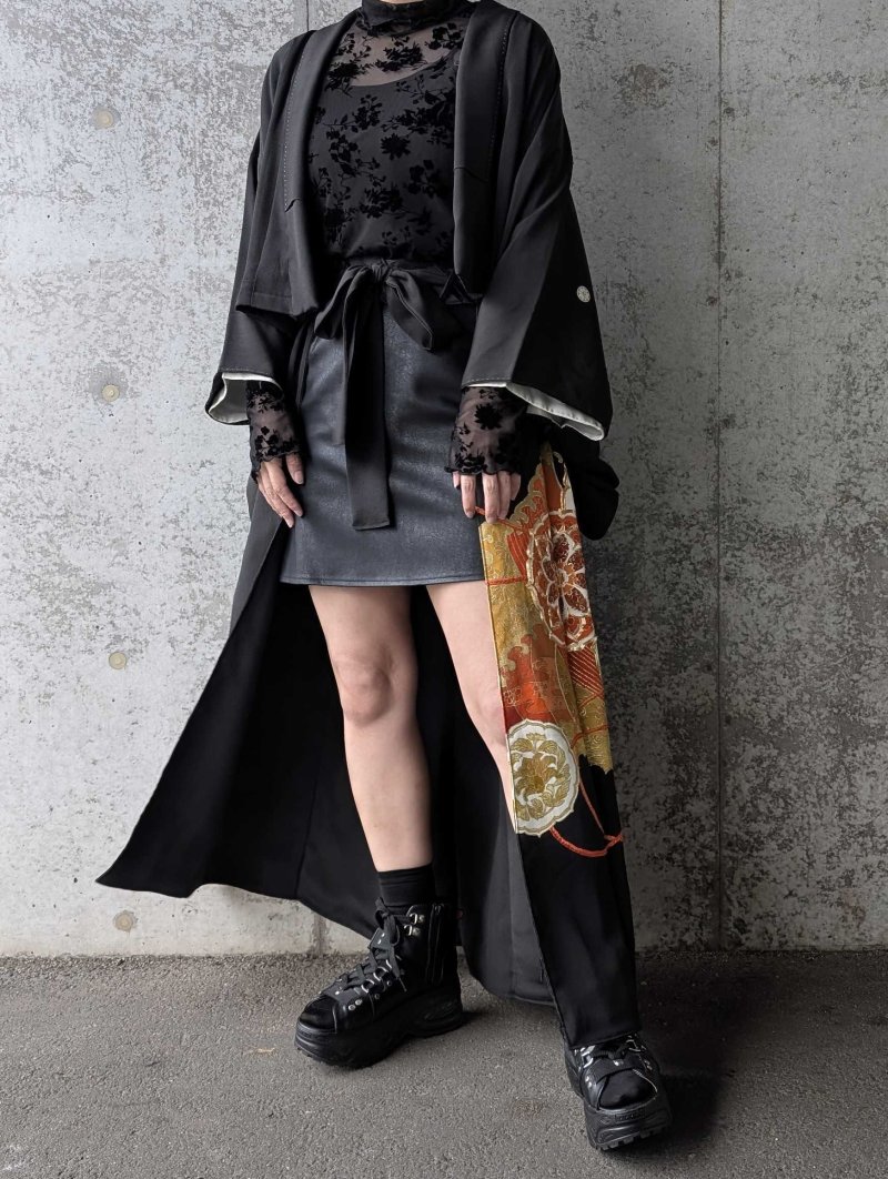 画像2: 【牡丹×丸に剣片食紋】黒留袖オーバースカートセットアップ - Directed Waist - (2)