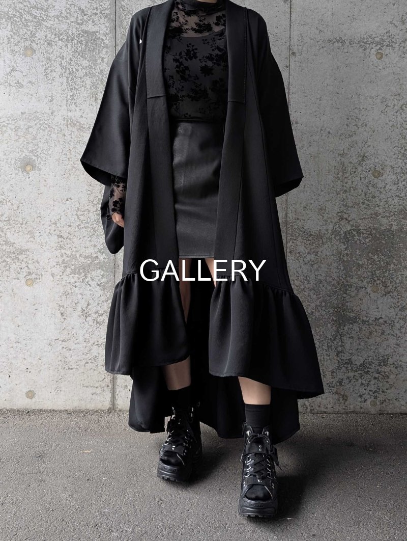 画像2: 【尻合せ三つ洲浜紋】黒紋付フリルガウン (2)