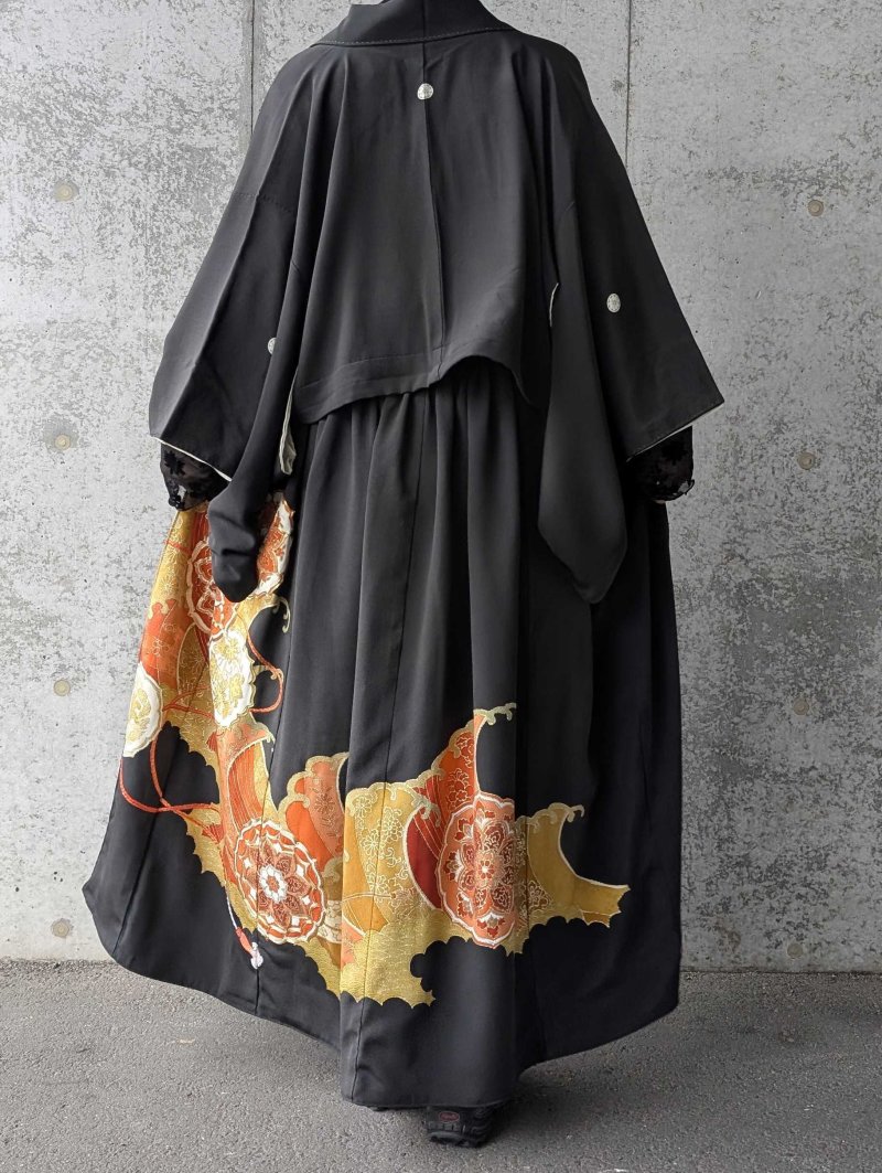 画像6: 【牡丹×丸に剣片食紋】黒留袖オーバースカートセットアップ - Directed Waist - (6)