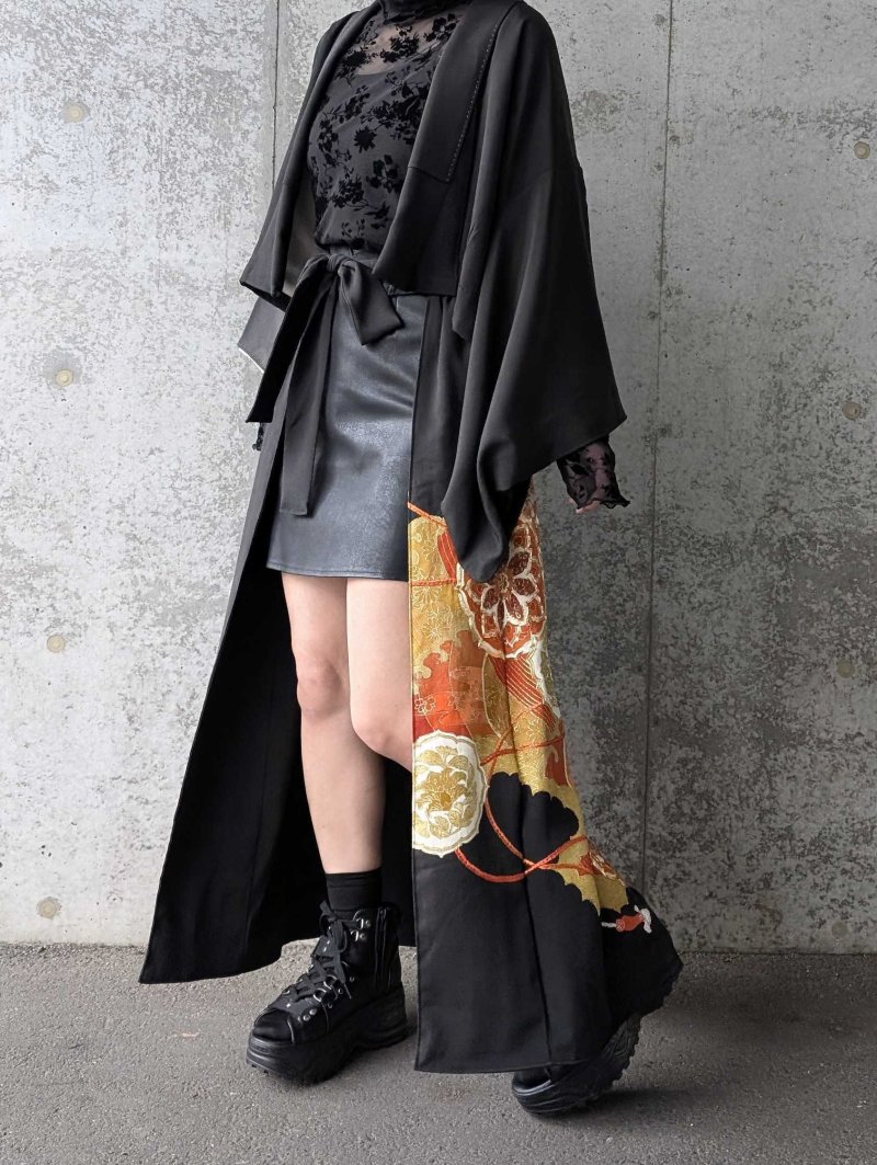 画像4: 【牡丹×丸に剣片食紋】黒留袖オーバースカートセットアップ - Directed Waist - (4)