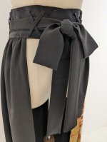 画像27: 【牡丹×丸に剣片食紋】黒留袖オーバースカートセットアップ - Directed Waist - (27)