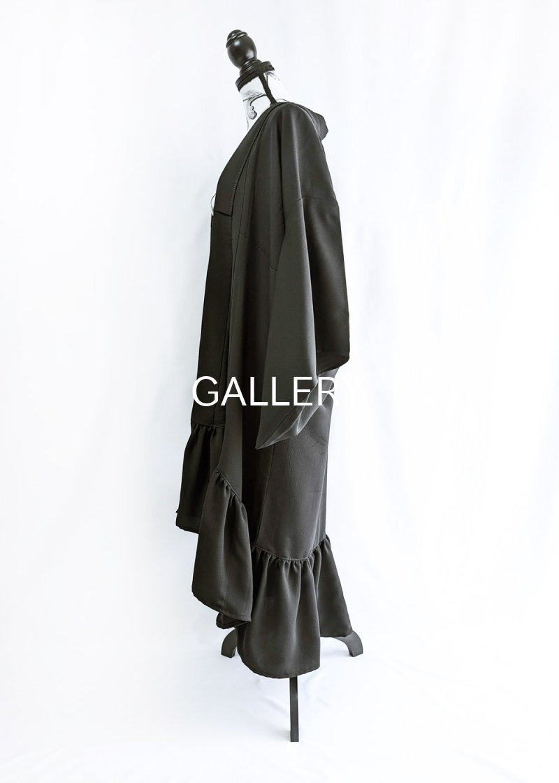 画像16: 【尻合せ三つ洲浜紋】黒紋付フリルガウン (16)