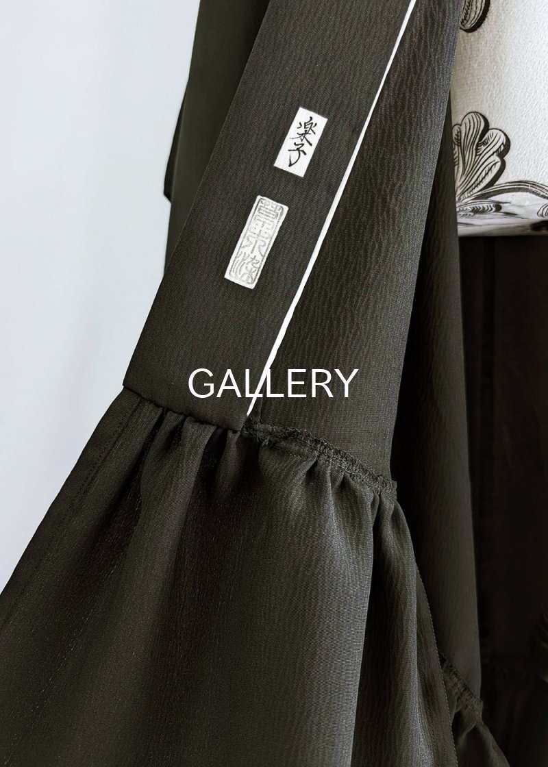 画像23: 【尻合せ三つ洲浜紋】黒紋付フリルガウン (23)