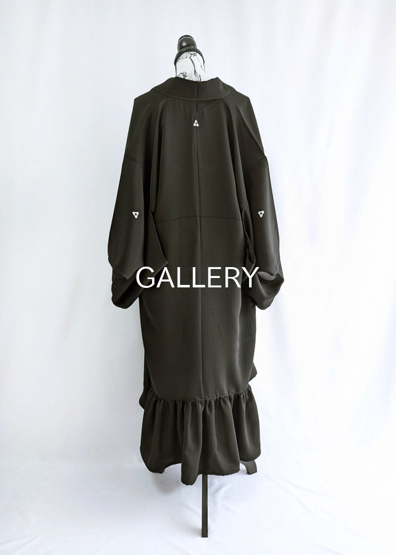 画像18: 【尻合せ三つ洲浜紋】黒紋付フリルガウン (18)