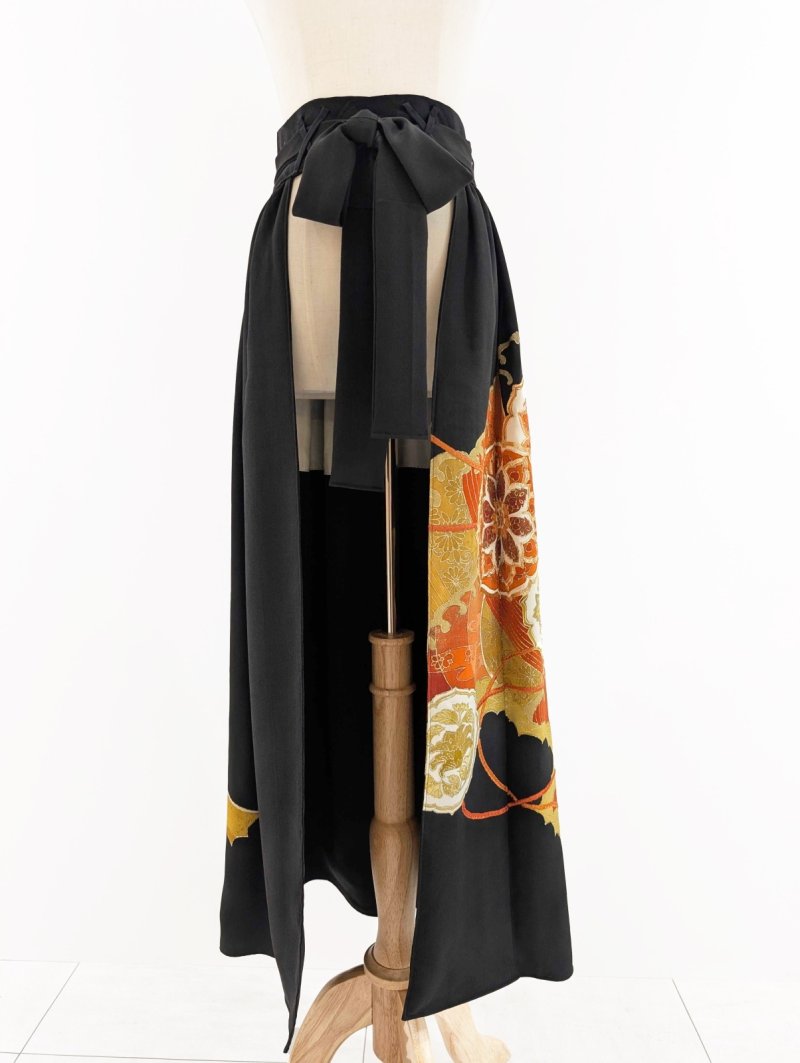 画像28: 【牡丹×丸に剣片食紋】黒留袖オーバースカートセットアップ - Directed Waist - (28)
