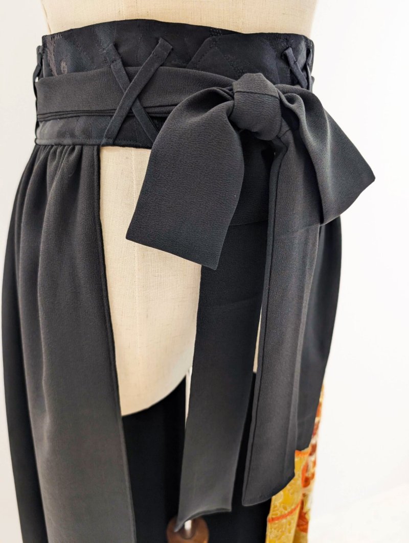 画像30: 【牡丹×丸に剣片食紋】黒留袖オーバースカートセットアップ - Directed Waist - (30)