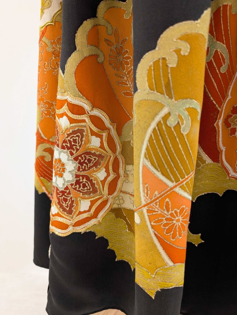 画像37: 【牡丹×丸に剣片食紋】黒留袖オーバースカートセットアップ - Directed Waist - (37)