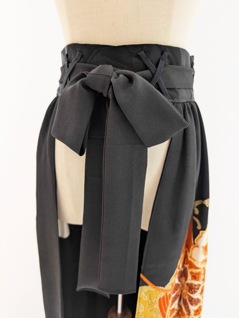 画像29: 【牡丹×丸に剣片食紋】黒留袖オーバースカートセットアップ - Directed Waist - (29)