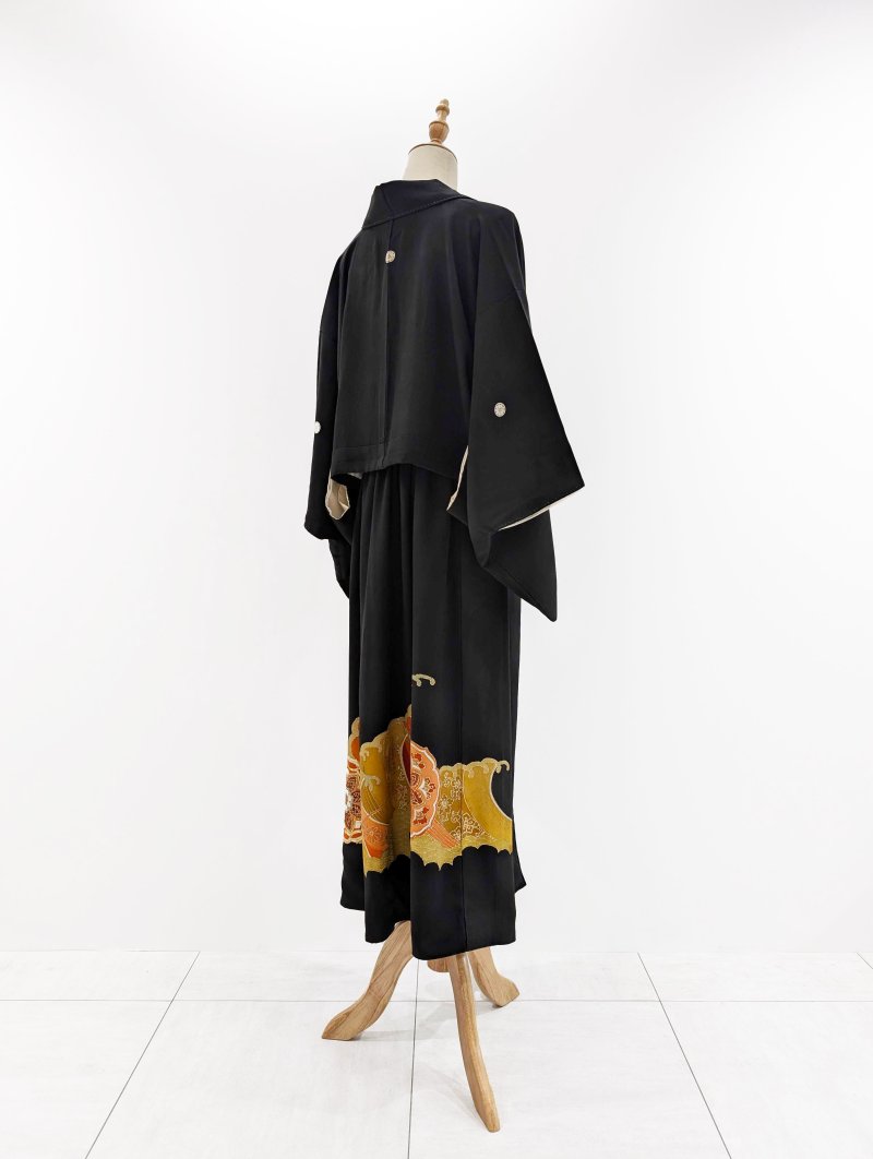 画像19: 【牡丹×丸に剣片食紋】黒留袖オーバースカートセットアップ - Directed Waist - (19)