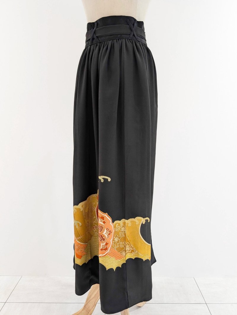 画像39: 【牡丹×丸に剣片食紋】黒留袖オーバースカートセットアップ - Directed Waist - (39)