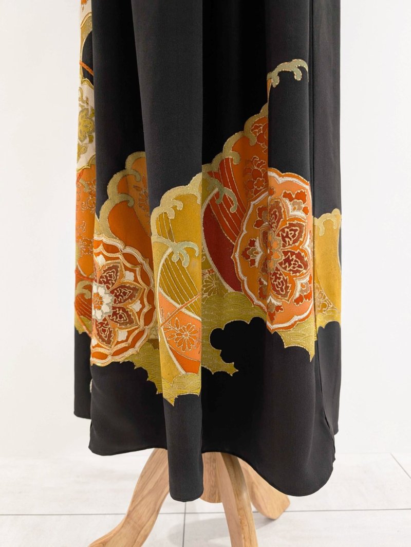 画像36: 【牡丹×丸に剣片食紋】黒留袖オーバースカートセットアップ - Directed Waist - (36)