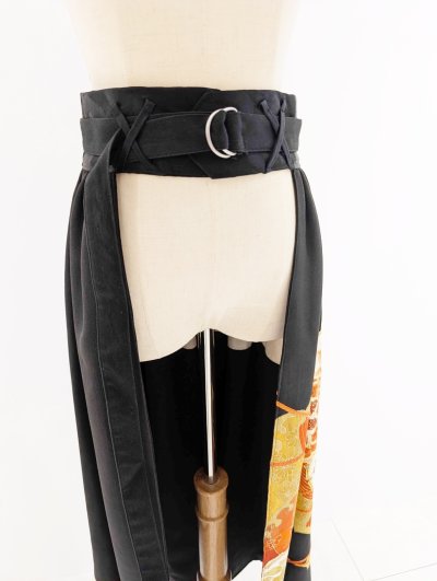 画像1: 【牡丹×丸に剣片食紋】黒留袖オーバースカートセットアップ - Directed Waist -